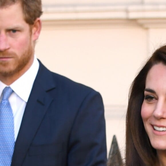 La duchesse Catherine de Cambridge, le prince William et le prince Harry arrivent le 17 janvier 2017 à l'Institut d'art contemporain de Londres pour une réunion de leur association Heads Together en vue du marathon de Londres au mois d'avril, où Heads Together sera l'Association de l'année.