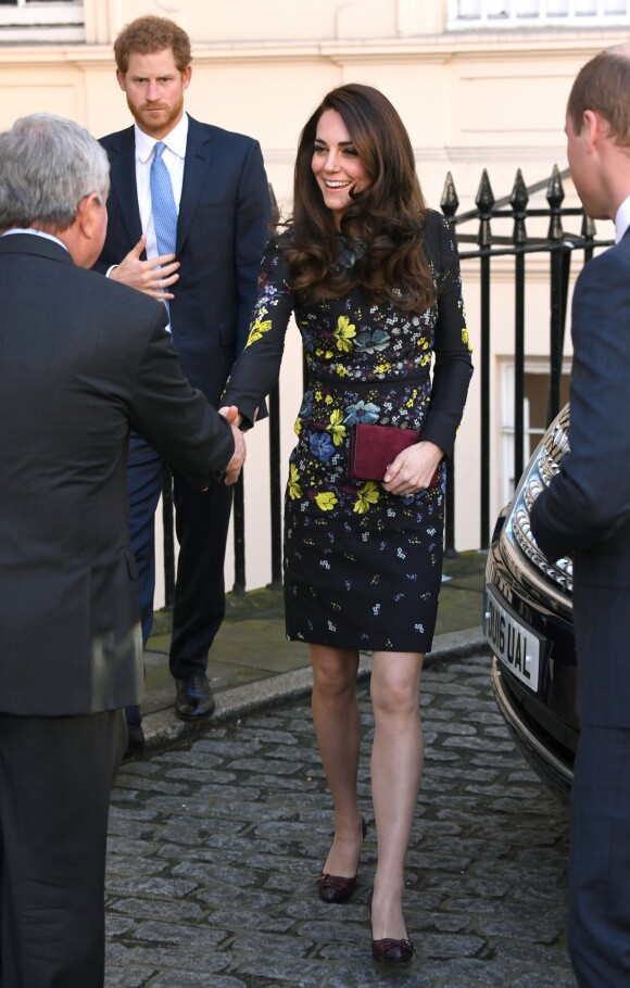 La duchesse Catherine de Cambridge, le prince William et le prince Harry arrivent le 17 janvier 2017 à l'Institut d'art contemporain de Londres pour une réunion de leur association Heads Together en vue du marathon de Londres au mois d'avril, où Heads Together sera l'Association de l'année.