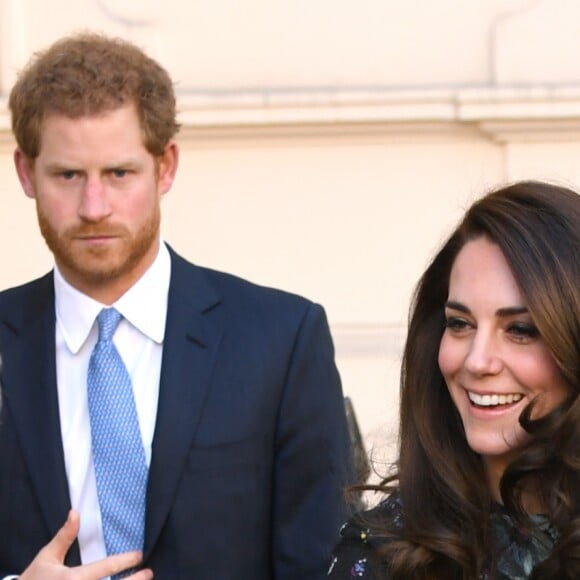 La duchesse Catherine de Cambridge, le prince William et le prince Harry arrivent le 17 janvier 2017 à l'Institut d'art contemporain de Londres pour une réunion de leur association Heads Together en vue du marathon de Londres au mois d'avril, où Heads Together sera l'Association de l'année.