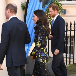 La duchesse Catherine de Cambridge, le prince William et le prince Harry arrivent le 17 janvier 2017 à l'Institut d'art contemporain de Londres pour une réunion de leur association Heads Together en vue du marathon de Londres au mois d'avril, où Heads Together sera l'Association de l'année.