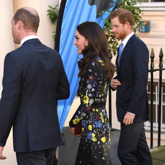 La duchesse Catherine de Cambridge, le prince William et le prince Harry arrivent le 17 janvier 2017 à l'Institut d'art contemporain de Londres pour une réunion de leur association Heads Together en vue du marathon de Londres au mois d'avril, où Heads Together sera l'Association de l'année.