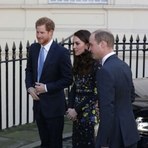 La duchesse Catherine de Cambridge, le prince William et le prince Harry arrivent le 17 janvier 2017 à l'Institut d'art contemporain de Londres pour une réunion de leur association Heads Together en vue du marathon de Londres au mois d'avril, où Heads Together sera l'Association de l'année.