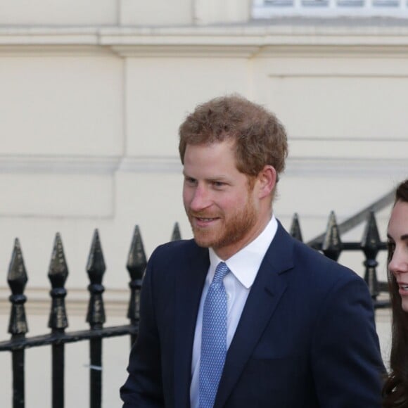 La duchesse Catherine de Cambridge, le prince William et le prince Harry arrivent le 17 janvier 2017 à l'Institut d'art contemporain de Londres pour une réunion de leur association Heads Together en vue du marathon de Londres au mois d'avril, où Heads Together sera l'Association de l'année.