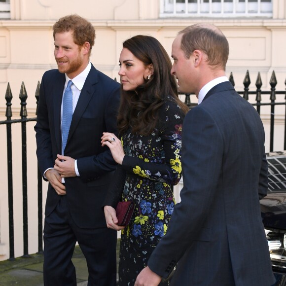 La duchesse Catherine de Cambridge, le prince William et le prince Harry arrivent le 17 janvier 2017 à l'Institut d'art contemporain de Londres pour une réunion de leur association Heads Together en vue du marathon de Londres au mois d'avril, où Heads Together sera l'Association de l'année.