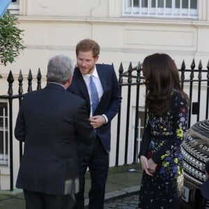 La duchesse Catherine de Cambridge, le prince William et le prince Harry arrivent le 17 janvier 2017 à l'Institut d'art contemporain de Londres pour une réunion de leur association Heads Together en vue du marathon de Londres au mois d'avril, où Heads Together sera l'Association de l'année.