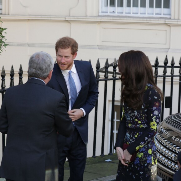 La duchesse Catherine de Cambridge, le prince William et le prince Harry arrivent le 17 janvier 2017 à l'Institut d'art contemporain de Londres pour une réunion de leur association Heads Together en vue du marathon de Londres au mois d'avril, où Heads Together sera l'Association de l'année.