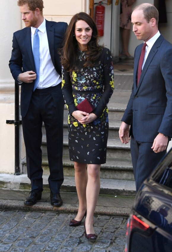 La duchesse Catherine de Cambridge, le prince William et le prince Harry repartent le 17 janvier 2017 de l'Institut d'art contemporain de Londres après une réunion de leur association Heads Together en vue du marathon de Londres au mois d'avril, où Heads Together sera l'Association de l'année.