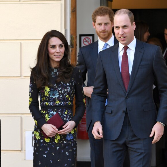 La duchesse Catherine de Cambridge, le prince William et le prince Harry repartent le 17 janvier 2017 de l'Institut d'art contemporain de Londres après une réunion de leur association Heads Together en vue du marathon de Londres au mois d'avril, où Heads Together sera l'Association de l'année.