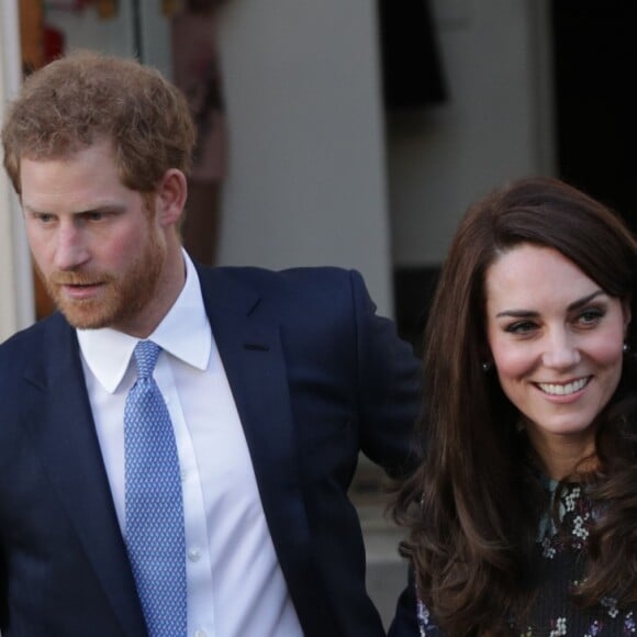 La duchesse Catherine de Cambridge, le prince William et le prince Harry repartent le 17 janvier 2017 de l'Institut d'art contemporain de Londres après une réunion de leur association Heads Together en vue du marathon de Londres au mois d'avril, où Heads Together sera l'Association de l'année.