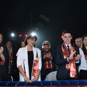 La princesse Stéphanie de Monaco entourée de ses enfants Camille Gottlieb, Pauline Ducruet et Louis Ducruet (avec sa compagne Marie) lors du 40e Festival International du Cirque de Monte-Carlo au chapiteau de Fontvieille à Monaco, le 15 janvier 2016. © Charly Gallo/ Pool Monaco/Bestimage