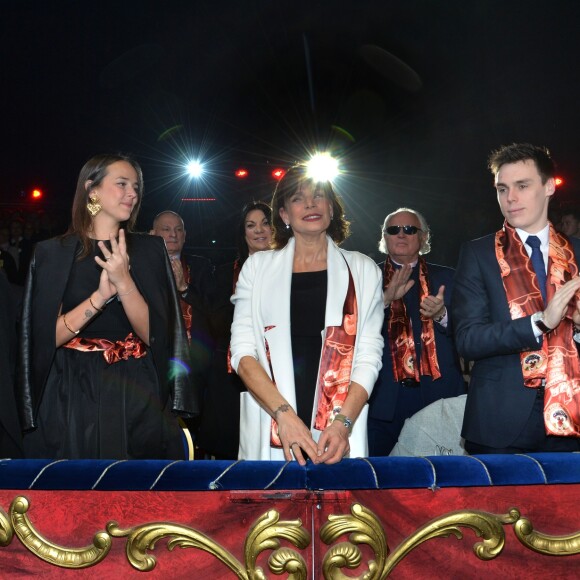 La princesse Stéphanie de Monaco entourée de ses enfants Camille Gottlieb, Pauline Ducruet et Louis Ducruet (avec sa compagne Marie) lors du 40e Festival International du Cirque de Monte-Carlo au chapiteau de Fontvieille à Monaco, le 15 janvier 2016. © Charly Gallo/ Pool Monaco/Bestimage