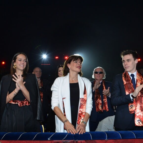 La princesse Stéphanie de Monaco entourée de ses enfants Camille Gottlieb, Pauline Ducruet et Louis Ducruet (avec sa compagne Marie) lors du 40e Festival International du Cirque de Monte-Carlo au chapiteau de Fontvieille à Monaco, le 15 janvier 2016. © Charly Gallo/ Pool Monaco/Bestimage