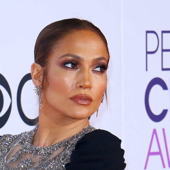Jennifer Lopez sur le tapis rouge des People's Choice Awards le 18 janvier 2017 à Los Angeles