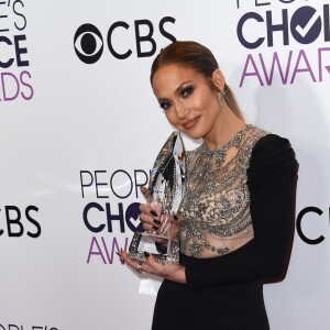 Jennifer Lopez à la press room lors de la soirée des People's Choice awards à Los Angeles, le 18 janvier 2017.