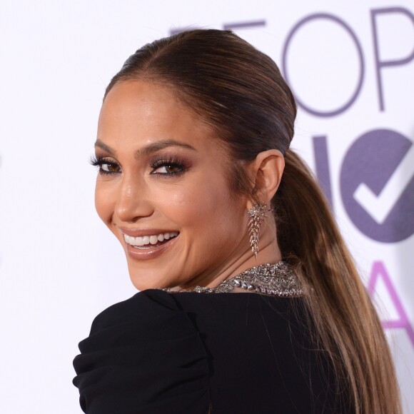 Jennifer Lopez sur le tapis rouge des People's Choice Awards le 18 janvier 2017 à Los Angeles