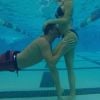 Ryan Lochte embrasse le ventre de sa fiancée et annonce sa grossesse, sur Instagram, le 14 décembre 2016