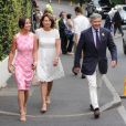 Pippa Middleton et ses parents Carole et Michael à la sortie des tribunes du tournoi de tennis de Wimbledon le 6 juillet 2016