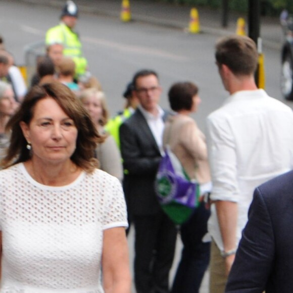 Pippa Middleton et ses parents Carole et Michael à la sortie des tribunes du tournoi de tennis de Wimbledon le 6 juillet 2016