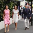 Pippa Middleton et ses parents Carole et Michael à la sortie des tribunes du tournoi de tennis de Wimbledon le 6 juillet 2016