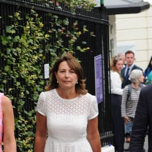 Pippa Middleton et ses parents Carole et Michael à la sortie des tribunes du tournoi de tennis de Wimbledon le 6 juillet 2016