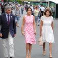 Pippa Middleton et ses parents Carole et Michael à la sortie des tribunes du tournoi de tennis de Wimbledon le 6 juillet 2016