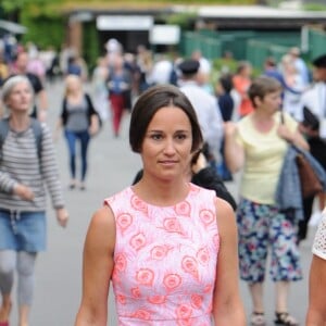 Pippa Middleton et ses parents Carole et Michael à la sortie des tribunes du tournoi de tennis de Wimbledon le 6 juillet 2016