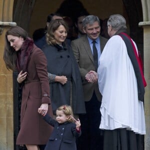 La duchesse Catherine de Cambridge quitte avec sa fille la princesse Charlotte l'église d'Englefield après la messe de Noël le 25 décembre 2016, suivie de ses parents Carole et Michael Middleton.