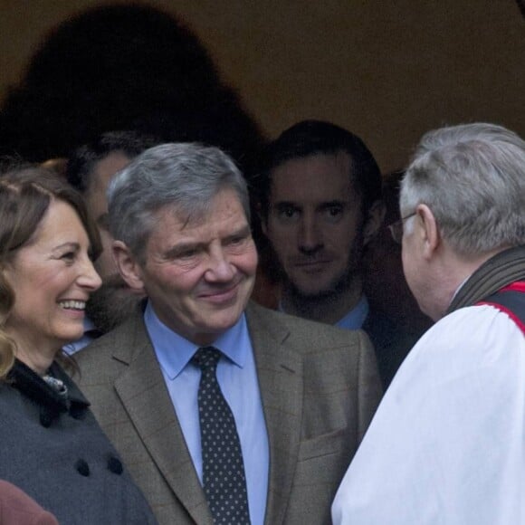 La duchesse Catherine de Cambridge quitte avec sa fille la princesse Charlotte l'église d'Englefield après la messe de Noël le 25 décembre 2016, suivie de ses parents Carole et Michael Middleton.