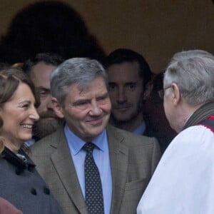 La duchesse Catherine de Cambridge quitte avec sa fille la princesse Charlotte l'église d'Englefield après la messe de Noël le 25 décembre 2016, suivie de ses parents Carole et Michael Middleton.