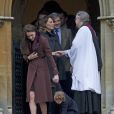La duchesse Catherine de Cambridge quitte avec sa fille la princesse Charlotte l'église d'Englefield après la messe de Noël le 25 décembre 2016, suivie de ses parents Carole et Michael Middleton.