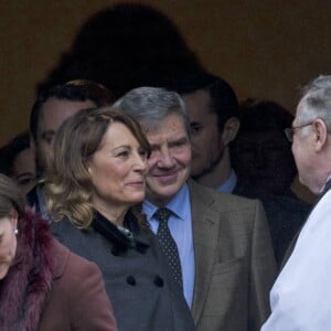 La duchesse Catherine de Cambridge quitte avec sa fille la princesse Charlotte l'église d'Englefield après la messe de Noël le 25 décembre 2016, suivie de ses parents Carole et Michael Middleton.