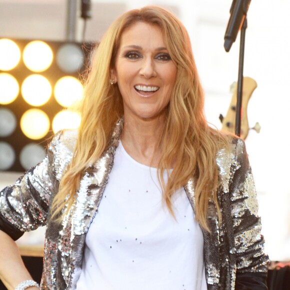 Céline Dion donne un concert lors de sa participation à l'émission "Today" de la chaîne NBC au Rockefeller Plaza à New York, le 22 juillet 2016.