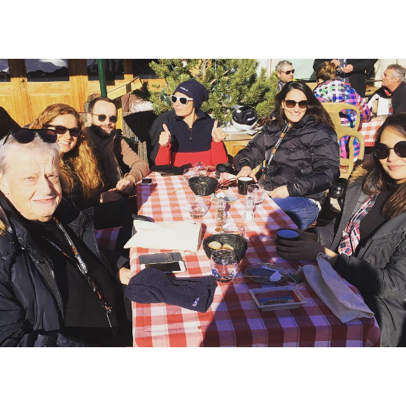 Alessandra Sublet à l'Alpe d'Huez avec l'équipe de La Cour des Grands (Europe 1), le 19 janvier 2017.