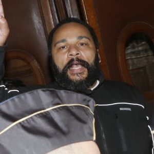 Belgique, Dieudonné condamné à deux mois de prison ferme en appel pour incitation à la haine raciale - L'humoriste Dieudonné quitte une salle du palais de justice à Paris, le 4 février 2015. Il est condamné à 30 000 euros d'amende pour "apologie du terrorisme" dans un message posté sur Facebook dans lequel il a écrit, après les attentats islamistes de début janvier à Paris, "Je me sens Charlie Coulibaly".