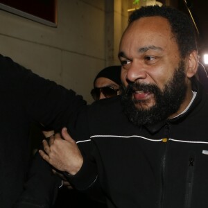 Belgique, Dieudonné condamné à deux mois de prison ferme en appel pour incitation à la haine raciale - L'humoriste Dieudonné quitte une salle du palais de justice à Paris, le 4 février 2015. Il est condamné à 30 000 euros d'amende pour "apologie du terrorisme" dans un message posté sur Facebook dans lequel il a écrit, après les attentats islamistes de début janvier à Paris, "Je me sens Charlie Coulibaly".