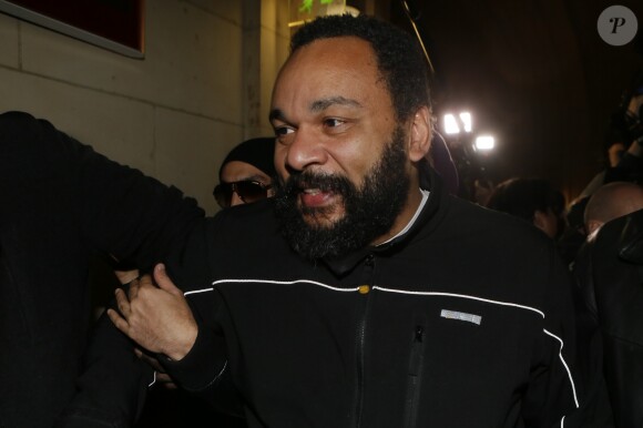 Belgique, Dieudonné condamné à deux mois de prison ferme en appel pour incitation à la haine raciale - L'humoriste Dieudonné quitte une salle du palais de justice à Paris, le 4 février 2015. Il est condamné à 30 000 euros d'amende pour "apologie du terrorisme" dans un message posté sur Facebook dans lequel il a écrit, après les attentats islamistes de début janvier à Paris, "Je me sens Charlie Coulibaly".