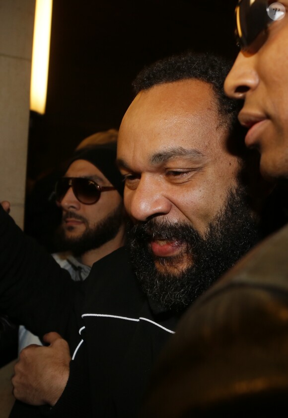 Belgique, Dieudonné condamné à deux mois de prison ferme en appel pour incitation à la haine raciale - L'humoriste Dieudonné quitte une salle du palais de justice à Paris, le 4 février 2015. Il est condamné à 30 000 euros d'amende pour "apologie du terrorisme" dans un message posté sur Facebook dans lequel il a écrit, après les attentats islamistes de début janvier à Paris, "Je me sens Charlie Coulibaly".