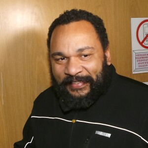 Belgique, Dieudonné condamné à deux mois de prison ferme en appel pour incitation à la haine raciale - L'humoriste Dieudonné quitte une salle du palais de justice à Paris, le 4 février 2015. Il est condamné à 30 000 euros d'amende pour "apologie du terrorisme" dans un message posté sur Facebook dans lequel il a écrit, après les attentats islamistes de début janvier à Paris, "Je me sens Charlie Coulibaly".