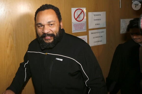 Belgique, Dieudonné condamné à deux mois de prison ferme en appel pour incitation à la haine raciale - L'humoriste Dieudonné quitte une salle du palais de justice à Paris, le 4 février 2015. Il est condamné à 30 000 euros d'amende pour "apologie du terrorisme" dans un message posté sur Facebook dans lequel il a écrit, après les attentats islamistes de début janvier à Paris, "Je me sens Charlie Coulibaly".