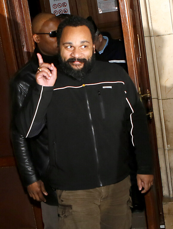 Belgique, Dieudonné condamné à deux mois de prison ferme en appel pour incitation à la haine raciale - L'humoriste Dieudonné quitte une salle du palais de justice à Paris, le 4 février 2015. Il est condamné à 30 000 euros d'amende pour "apologie du terrorisme" dans un message posté sur Facebook dans lequel il a écrit, après les attentats islamistes de début janvier à Paris, "Je me sens Charlie Coulibaly".