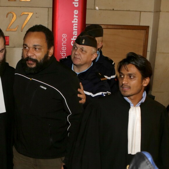 L'humoriste Dieudonné quitte avec son avocat Sanjay Mirabeau une salle du palais de justice à Paris, le 4 février 2015.