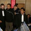L'humoriste Dieudonné quitte avec son avocat Sanjay Mirabeau une salle du palais de justice à Paris, le 4 février 2015.