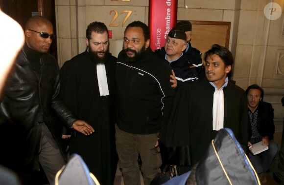 L'humoriste Dieudonné quitte avec son avocat Sanjay Mirabeau une salle du palais de justice à Paris, le 4 février 2015.