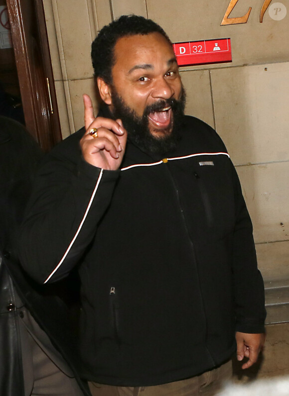 Belgique, Dieudonné condamné à deux mois de prison ferme en appel pour incitation à la haine raciale - L'humoriste Dieudonné quitte une salle du palais de justice à Paris, le 4 février 2015. Il est condamné à 30 000 euros d'amende pour "apologie du terrorisme" dans un message posté sur Facebook dans lequel il a écrit, après les attentats islamistes de début janvier à Paris, "Je me sens Charlie Coulibaly".