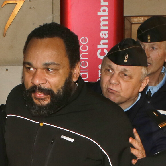 L'humoriste Dieudonné quitte une salle du palais de justice à Paris, le 4 février 2015.