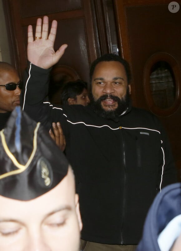 L'humoriste Dieudonné quitte une salle du palais de justice à Paris, le 4 février 2015.