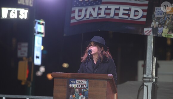 Rosie Perez à la tribune lors du rassemblement anti-Trump "We Stand United" devant le Trump International Hotel & Tower à New York, le 19 janvier 2017.