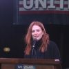 Julianne Moore à la tribune lors du rassemblement anti-Trump "We Stand United" devant le Trump International Hotel & Tower à New York, le 19 janvier 2017.
