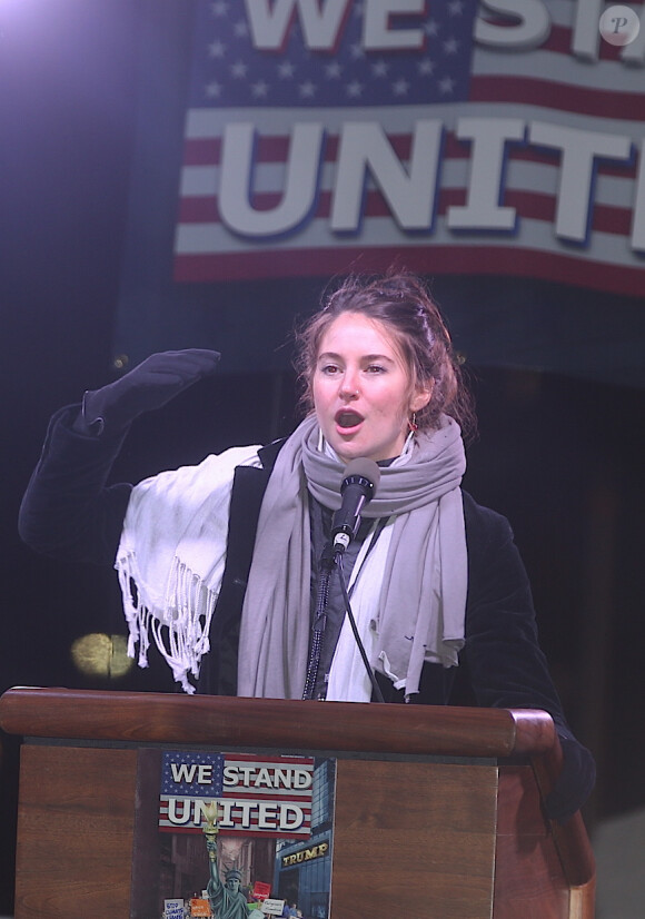 Shailene Woodley à la tribune lors du rassemblement anti-Trump "We Stand United" devant le Trump International Hotel & Tower à New York, le 19 janvier 2017.