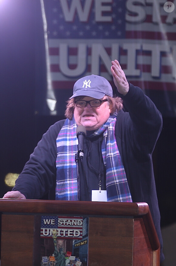 Michael Moore à la tribune lors du rassemblement anti-Trump "We Stand United" devant le Trump International Hotel & Tower à New York, le 19 janvier 2017.